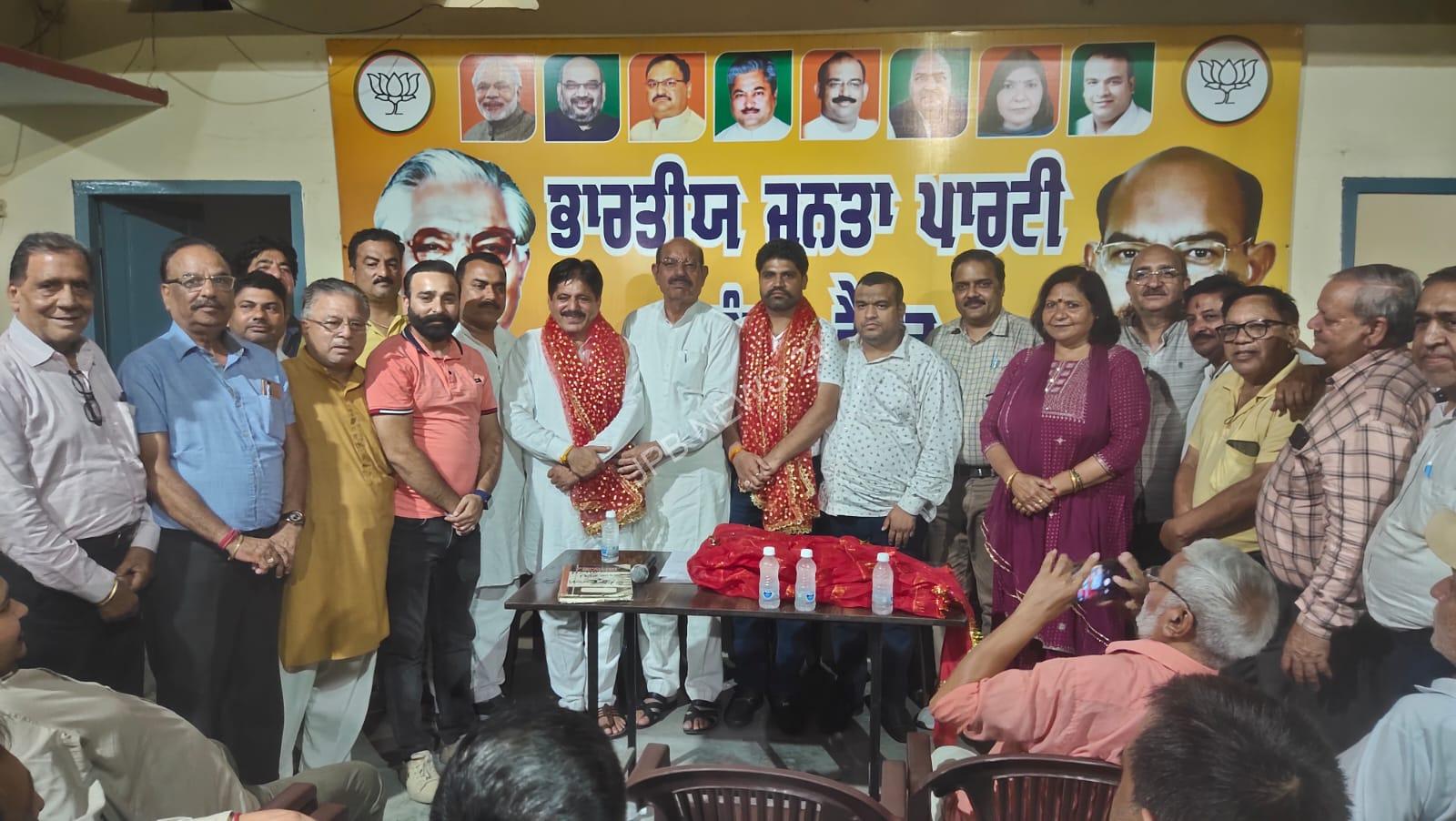 भाजपा जालंधर वेस्ट की और से कुणाल शर्मा को मंडल 9 का प्रधान बनने पर किया सम्मानित