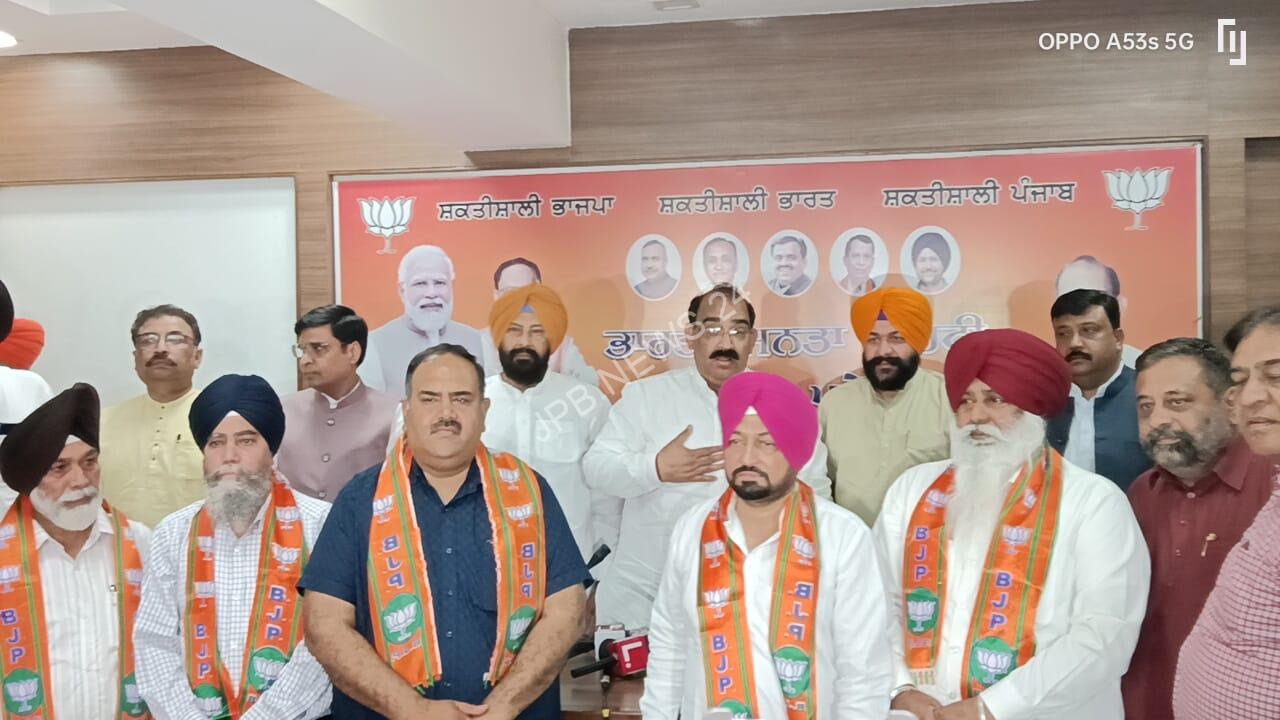 अश्वनी शर्मा के नेतृत्व में विभिन्न नेताओं ने अपने दलों को छोड़ थामा भाजपा का दामन