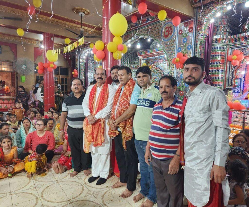 श्री कृष्ण के रंग में रंगे भक्तजन - मोहिंदर भगत - Devotees colored in the colors of shri krishna - Mohinder bhagat