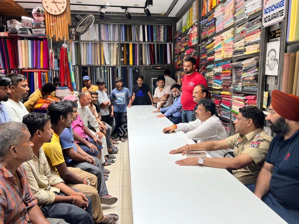 रामा मंडी में विधायक रमन अरोड़ा ने पुलिस अधिकारियों के संघ रेहड़ी-फड़ी वाले लोगों से की मीटिंग - In rama mandi, MLA raman arora held a meeting with the police officers' union and street vendors.