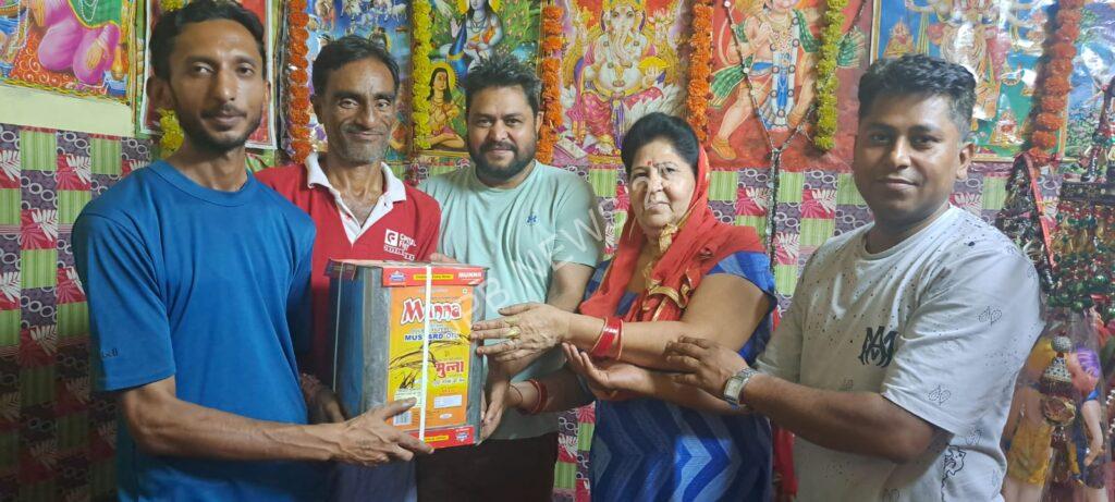 जय माता मल देवी सोसाइटी की ओर से सरसों का तेल लंगर लगाने के लिए किया भेंट - Jai mata mal devi society donated mustard oil for langar.