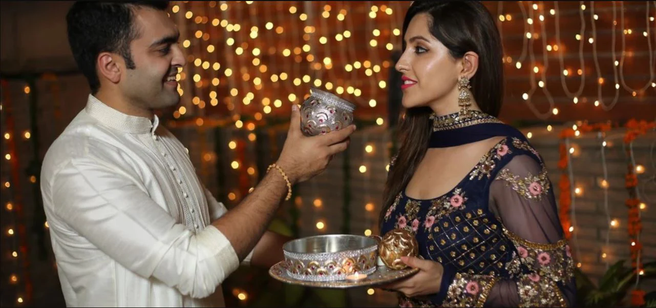 करवा चौथ व्रत के दौरान वास्तु के इन नियमों का पालन करने से वैवाहिक जीवन खुशियों से भर जाएगा - Married life will be filled with happiness if you follow these rules of vastu during karva chauth fast 