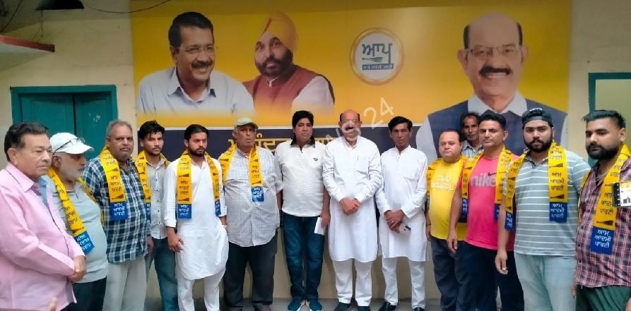 जालंधर वेस्ट में नौजवानों ने आम आदमी पार्टी की नीतियों से प्रभावित होकर आप का थामा दामन : मोहिंदर भगत - Youth in jalandhar west joined AAP after being influenced by the policies of aam aadmi party: Mohinder bhagat