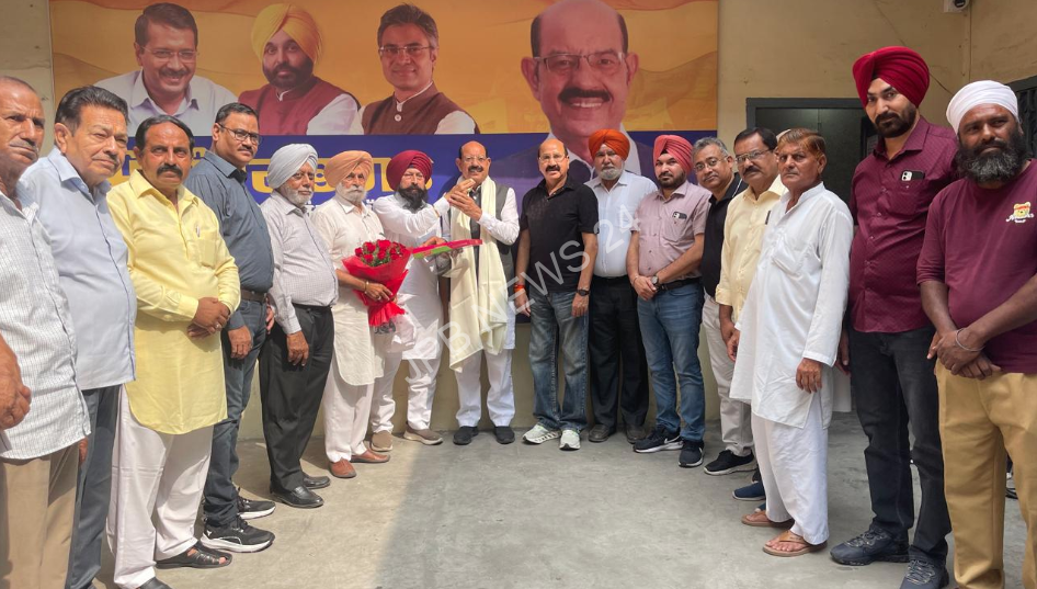 ਸਰਦਾਰ ਕਮਲਜੀਤ ਸਿੰਘ ਭਾਟੀਆ ਸਾਬਕਾ ਸੀਨੀਅਰ ਡਿਪਟੀ ਮੇਅਰ ਨੇ ਸ੍ਰੀ ਮਹਿੰਦਰ ਭਗਤ ਕੈਬਨਟ ਮੰਤਰੀ ਬਣਨ ਤੇ ਆਪਣੇ ਸਾਥੀਆਂ ਸਮੇਤ ਸ਼੍ਰੀ ਭਗਤ ਦਾ ਕੀਤਾ ਸਨਮਾਨ