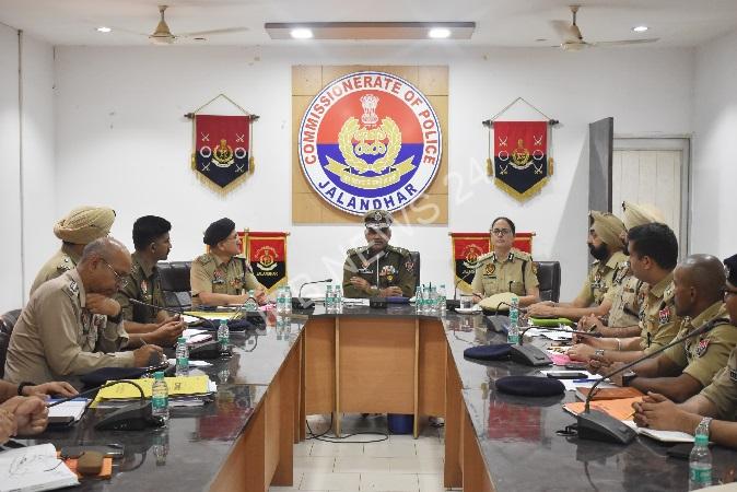 नशे के खिलाफ जंग को मजबूत करने के लिए पुलिस कमिश्नर जालंधर के दफ़्तर में एक विशेष बैठक आयोजित की गई - A special meeting was held in the office of police commissioner jalandhar to strengthen the fight against drugs