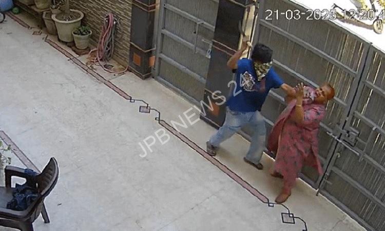 जालंधर में खुला दरवाजा देख घर में घुसा हथियारबंद लुटेरा, बुजुर्ग महिला के हाथ पर दातर से किया हमला - An armed robber entered a house in jalandhar after seeing the door open and attacked an elderly woman hand with a chisel