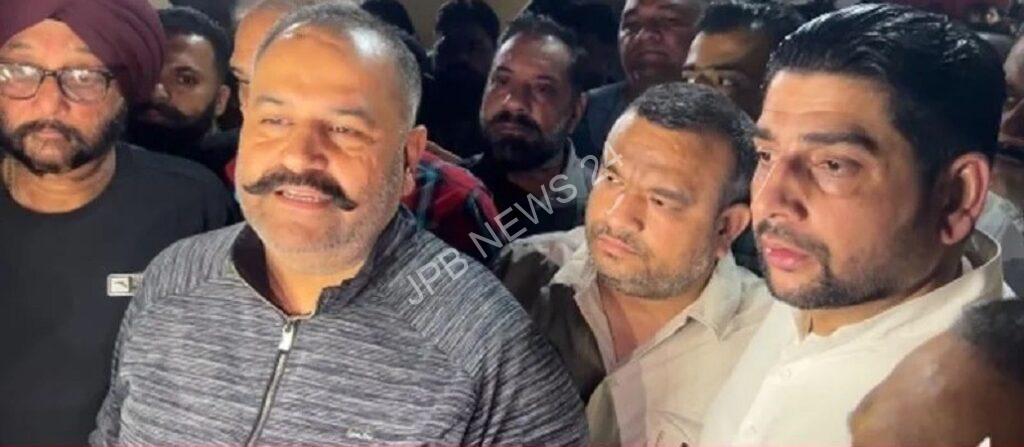 जालंधर में पूर्व विधायक के साथ SHO ने किया दुर्व्यवहार, थाने का घेराव कर हंगामा, ACP ने शांत कराया मामला - SHO misbehaved with former MLA in jalandhar, police station surrounded and ruckus, ACP pacified the matter