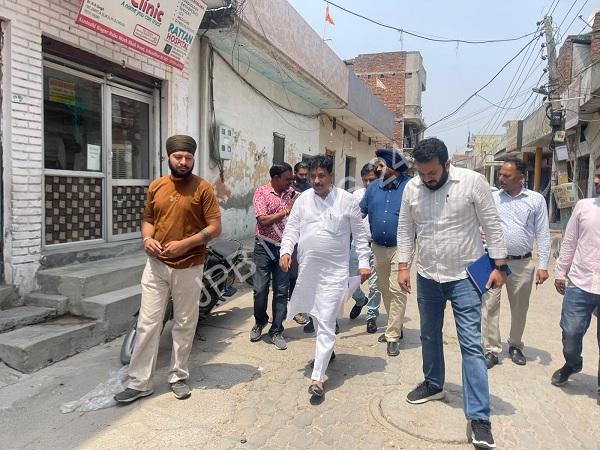विधायक रमन अरोड़ा ने नगर निगम के आला अधिकारियों को साथ लेकर वार्ड नं 22 का दौरा किया - MLA raman arora visited ward no. 22 along with top officials of the municipal corporationविधायक रमन अरोड़ा ने नगर निगम के आला अधिकारियों को साथ लेकर वार्ड नं 22 का दौरा किया - MLA raman arora visited ward no. 22 along with top officials of the municipal corporation