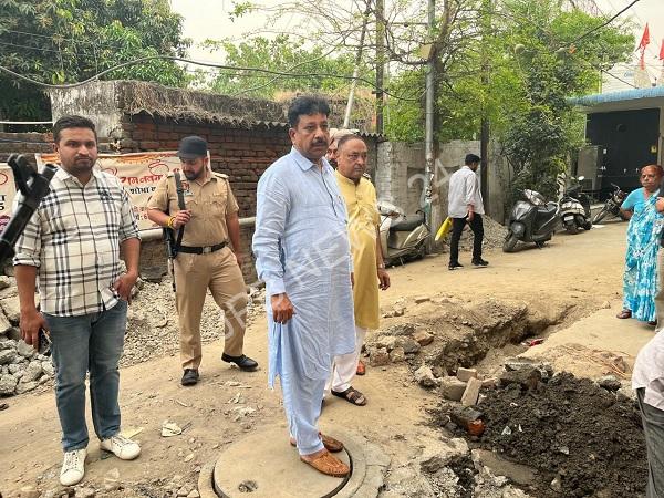 विधायक रमन अरोड़ा ने मोहला गोबिंदगढ़ में चल रहे सिवरेज की नई पाइप लाइन बिछाने के काम का निरीक्षण किया - MLA raman arora inspected the work of laying new sewerage pipeline going on in mohla gobindgarh