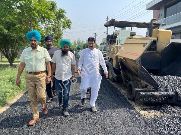 विधायक रमन अरोड़ा ने वार्ड नो 5 बसंत हिल्स में 49.28 लाख की लागत से बनने वाली नई सड़क का निर्माण शुरू करवाया  - MLA raman arora started the construction of a new road in ward No. 5 basant hills at a cost of rs 49.28 lakh