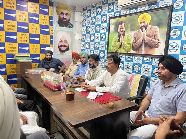 विधायक रमन अरोड़ा ने अपने हल्के के सभी पार्षद वार्ड इंचार्ज ओर ब्लॉक प्रधान के साथ नशा मुक्त पंजाब की शुरुवात की - MLA raman arora started drug free punjab along with all the councillors, ward incharge and block heads of his constituency