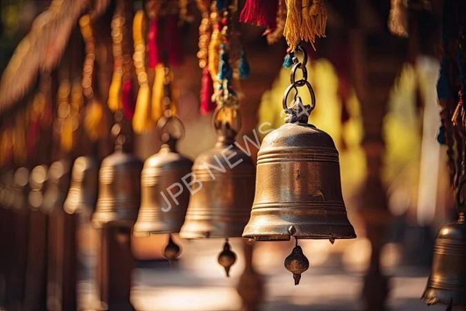 पूजा के समय मंदिर में घंटी क्यों बजाई जाती है? जानिए इसके पीछे का कारण -  Why is the bell rung in the temple during worship? Know the reason behind it