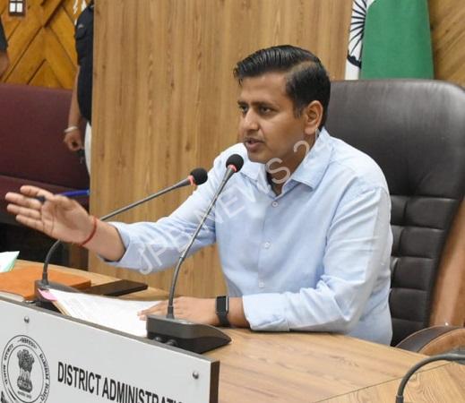 जालंधर के डिप्टी कमिश्नर डॉ. हिमांशु अग्रवाल ने नागरिकों से धैर्य के साथ खरीदारी करने की अपील की, जमाखोरों के खिलाफ सख्त कार्रवाई की जाएगी - Jalandhar deputy commissioner dr. himanshu aggarwal appealed to the citizens to shop with patience, strict action will be taken against hoarders