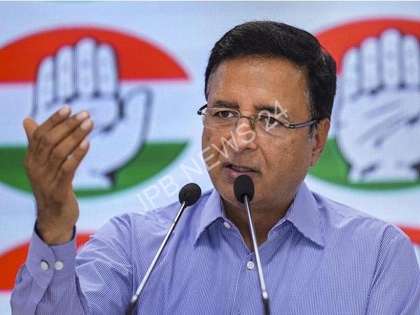 सुरजेवाला ने थरूर को बताया कांग्रेस परिवार का हिस्सा, पार्टी नेताओं को शांत करने की कोशिश - Surjewala called tharoor a part of the congress family, tried to pacify party leaders