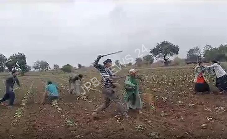 जमीन विवाद को लेकर दो पक्षों में हिंसक झड़प, चली गोलियां और पेट्रोल छिड़ककर जिंदा जलाने की कोशिश - Violent clash between two parties over land dispute, shots fired and attempt to burnt alive by sprinkling petrol