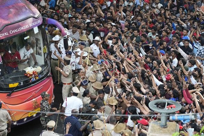 आईपीएल खिताब समारोह के दौरान भगदड़ मचने पर आरसीबी अधिकारी की गिरफ्तारी के बाद बीसीसीआई का सख्त संदेश - BCCI sends strong message after RCB official arrested over stampede during IPL title celebrations